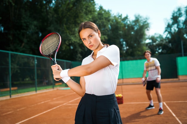 Coppia giovane su un campo da tennis