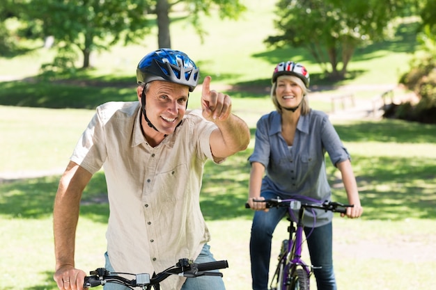 Coppia godendo in bicicletta nel parco