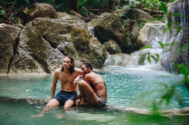 Coppia godendo la cascata