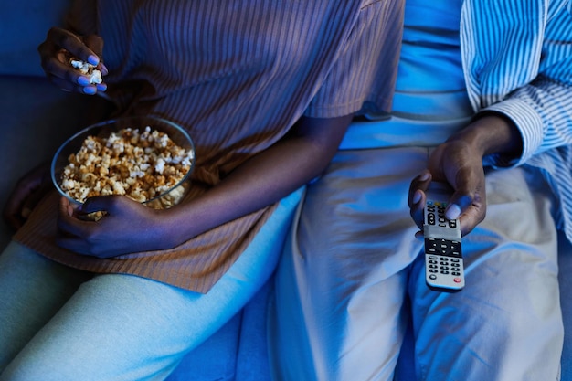 Coppia guardando film con popcorn