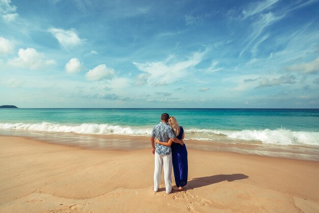 Coppia guardando il mare in abiti da sposa. Phuket. Tailandia. vista posteriore