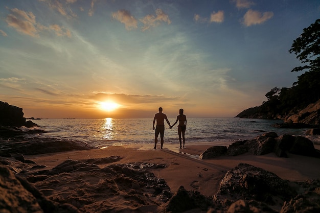 Coppia guardando il mare in abiti da sposa. Phuket. Tailandia. vista posteriore