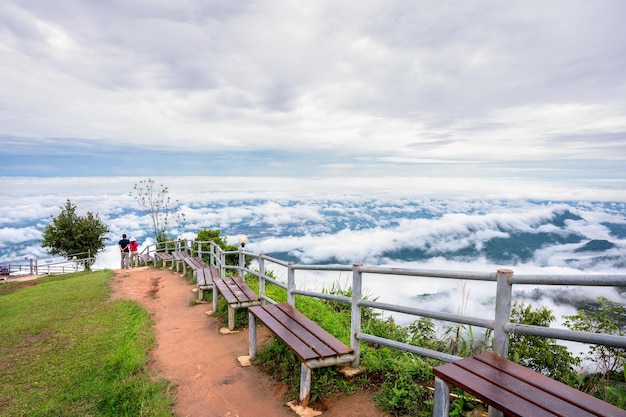 Coppia guardando il posto più bello per vedere le nuvole in vista a Phu Thap Boek in Thailandia