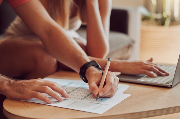 Coppia il calcolo delle finanze e delle tasse di bilancio durante la pianificazione del prestito di investimento e delle fatture su carta da lettere e laptop a casa Gestione dei risparmi sulla spesa delle famiglie e del rapporto assicurativo per l'online banking