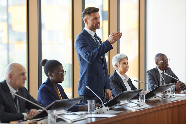 Coppia imprenditrice in tuta esibendosi in conferenza di lavoro per i suoi colleghi