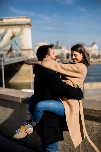 Coppia in amore abbracciare la magnifica vista del paesaggio di Budapest, Ungheria