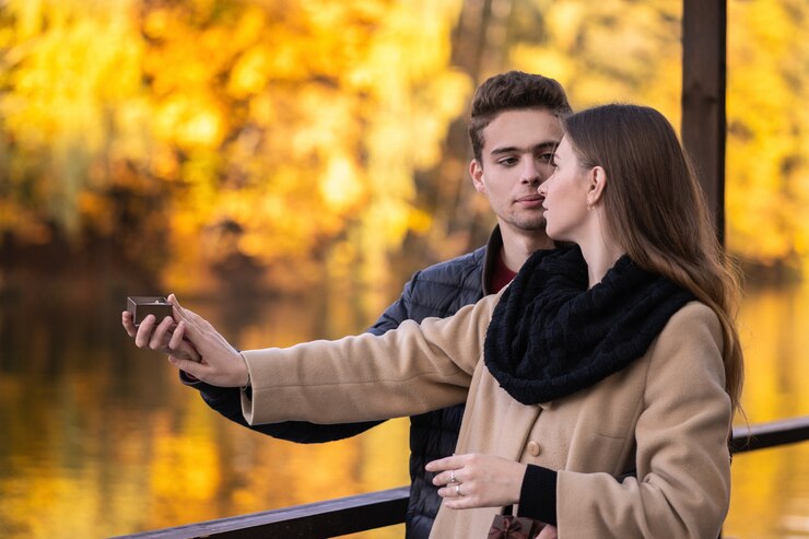 Coppia in amore che abbraccia all'aperto