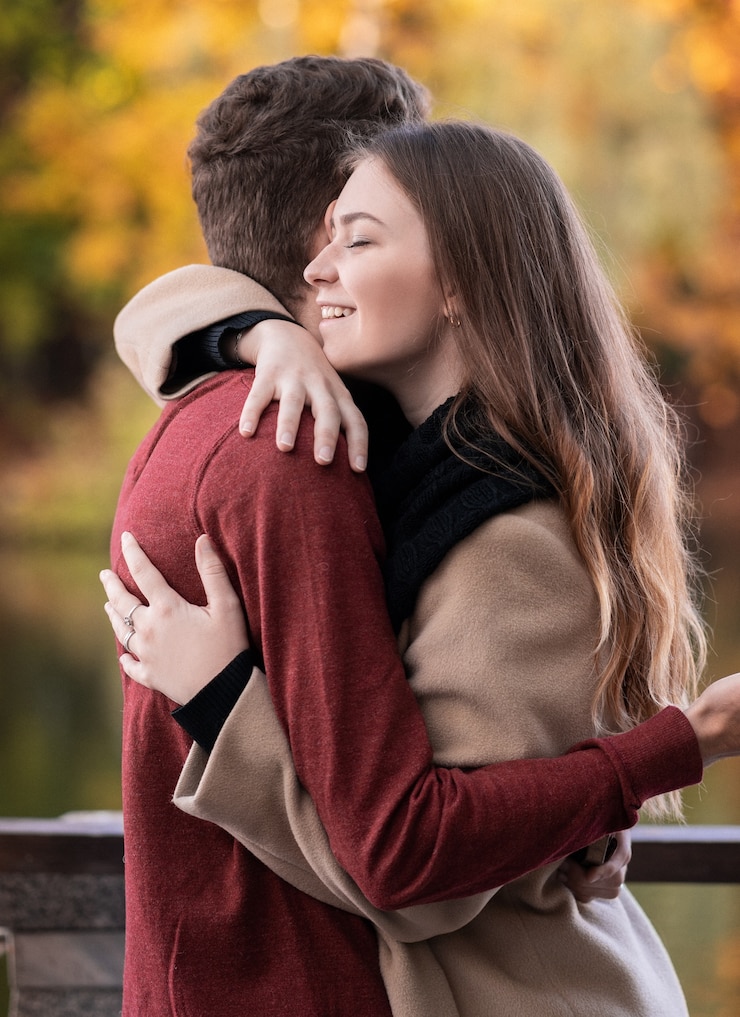 Coppia in amore che abbraccia all'aperto