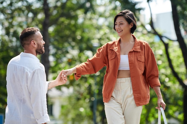 Coppia in amore che cammina nel parco