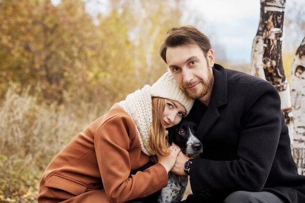 Coppia in amore che cammina nel parco