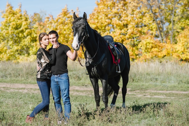 Coppia in amore con un cavallo