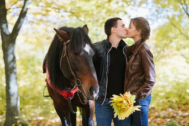 Coppia in amore con un cavallo