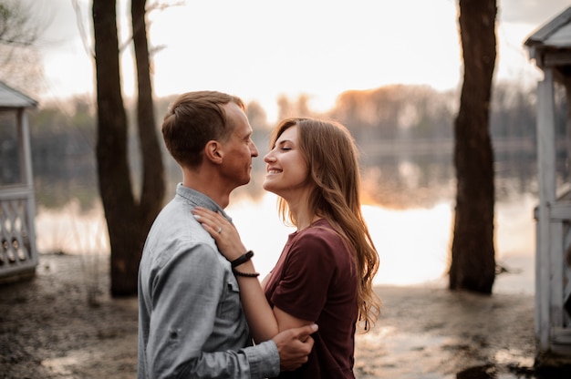 Coppia in amore guardandosi gli occhi sulla scena del lago