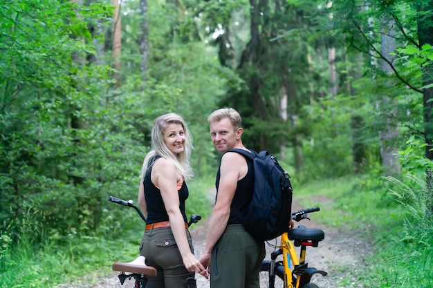 Coppia in amore in bici divertendosi nel parco