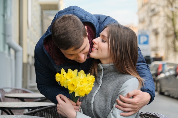 Coppia in amore in città