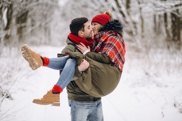 Coppia in amore in un parco d&#39;inverno