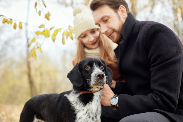 Coppia in amore in una calda giornata autunnale passeggiate nel parco