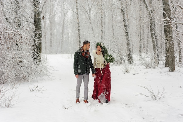 Coppia in amore in una giornata invernale