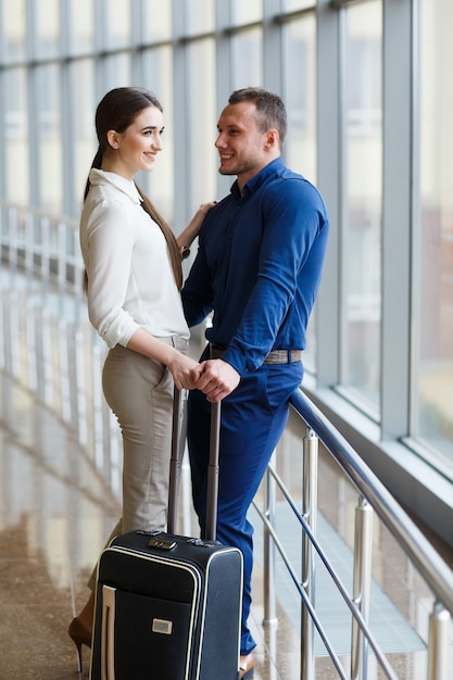 Coppia in amore in vacanza. Coppia in piedi in aeroporto.