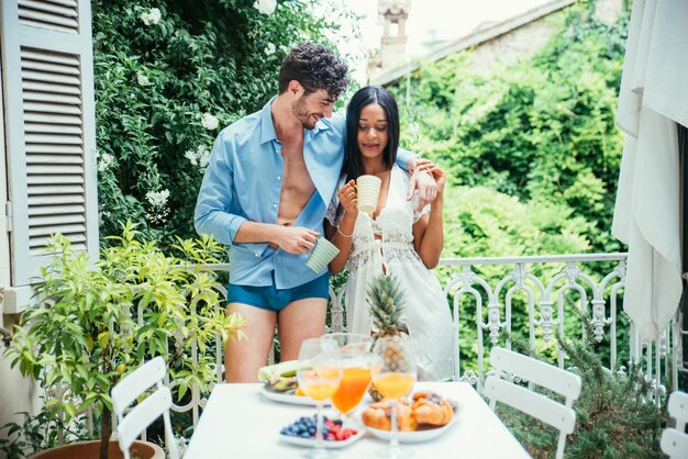 Coppia in amore, mangiare la colazione al mattino