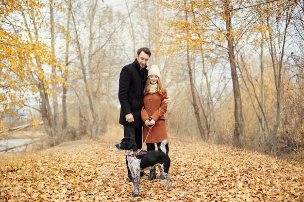 Coppia in amore, passeggiate nel parco con il cane