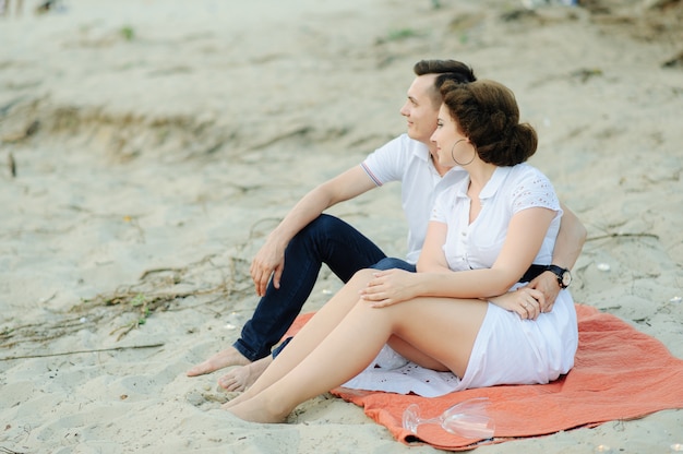 Coppia in amore sulla spiaggia