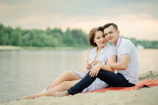 Coppia in amore sulla spiaggia