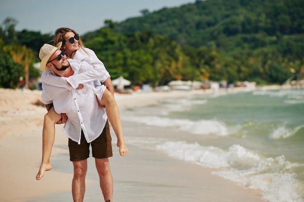 Coppia in amore sulla spiaggia