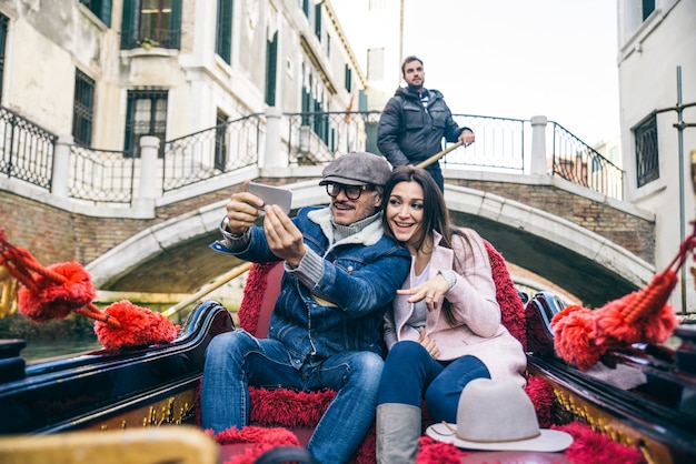 Coppia in barca a vela in gondola veneziana