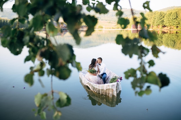 Coppia in barca sul lago