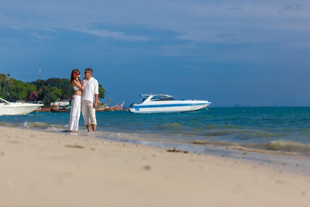 Coppia in bianco sulla spiaggia