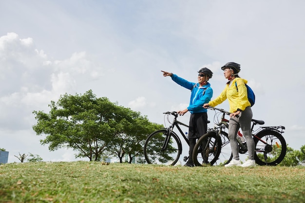 Coppia in bicicletta in piedi sulla collina