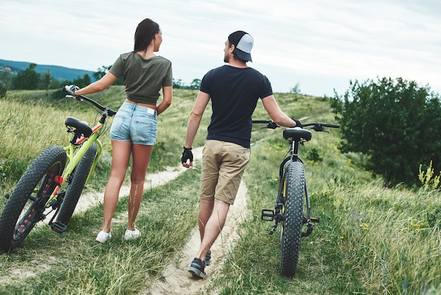 Coppia in bicicletta rapporti uomo e donna vista posteriore