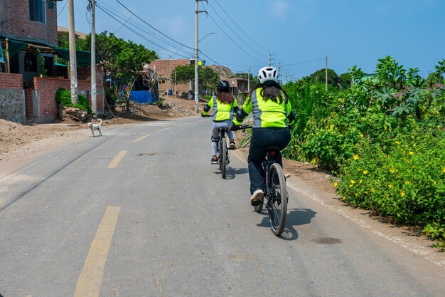 Coppia in bicicletta sulla strada