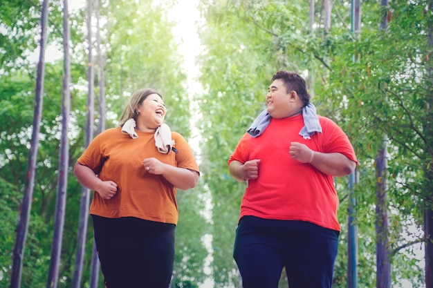 Coppia in chat mentre fa jogging sotto la luce del sole