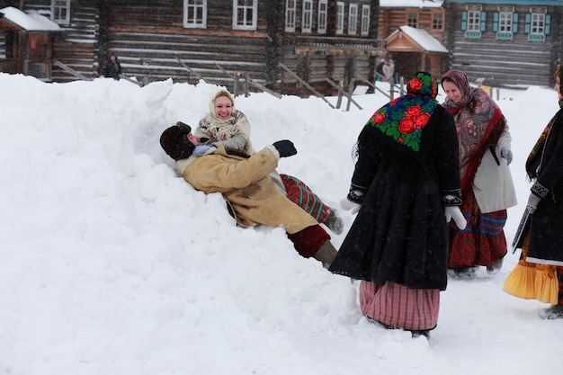 Coppia in costume invernale tradizionale di contadino in russia