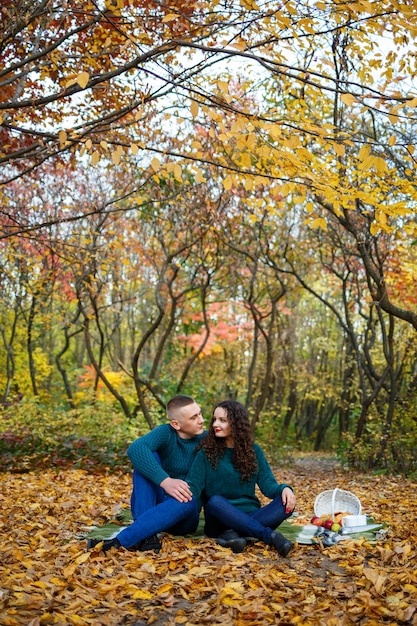 Coppia in maglioni nel parco autunnale