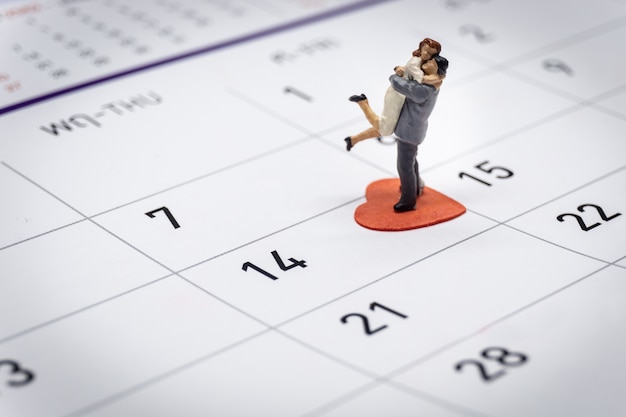 coppia in miniatura in piedi sul calendario