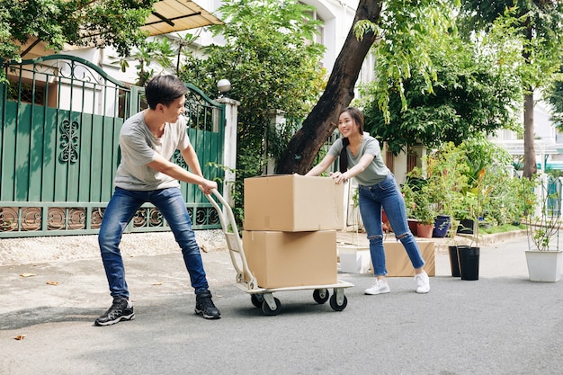 Coppia in movimento con carrello carrello