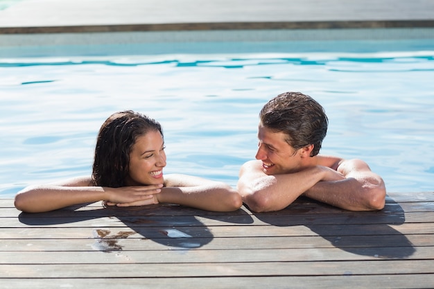 Coppia in piscina in una giornata di sole