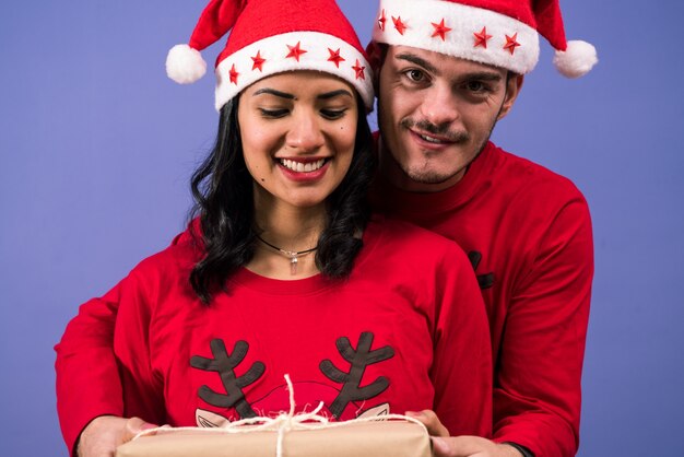 Coppia in possesso di regalo di Natale