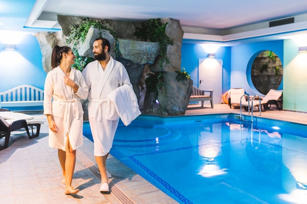 Coppia in relax a therme, spa con piscina