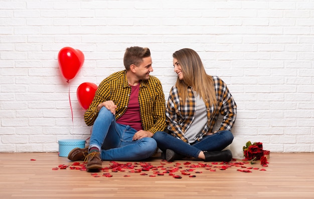 Coppia in San Valentino al chiuso felice e sorridente