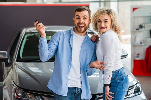 Coppia in una concessionaria d'auto