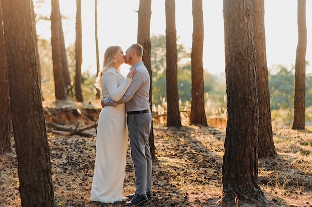 Coppia in una romantica passeggiata in campagna attraverso i boschi