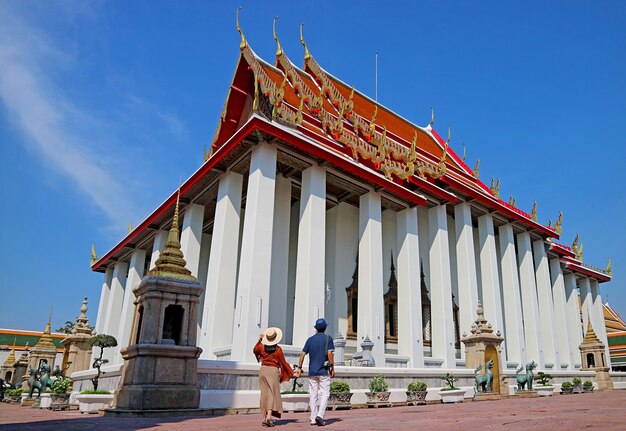 Coppia in visita a Wat Pho o Tempio del Buddha Reclinato, Bangkok, Thailandia