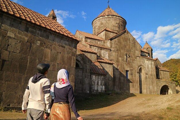 Coppia in visita al monastero di Haghpat, un notevole sito del patrimonio mondiale dell'UNESCO nella provincia di Lori Armenia