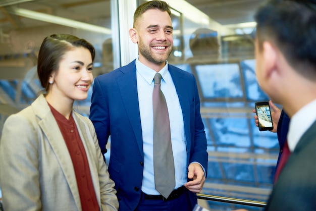 Coppia incontro amico in aeroporto