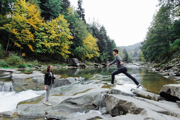 coppia incredibilmente bella e adorabile sul fiume di montagna