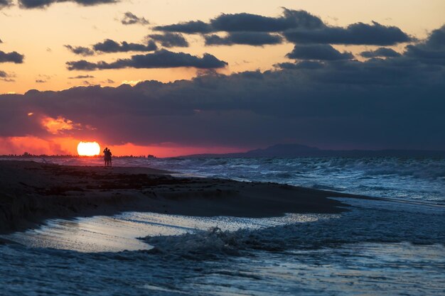 Coppia innamorata al tramonto